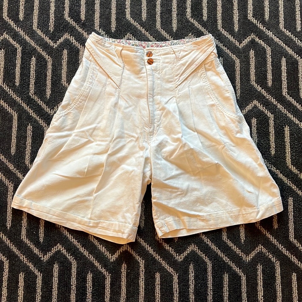 Cute vintage Ki Ko Mo white high waisted shorts